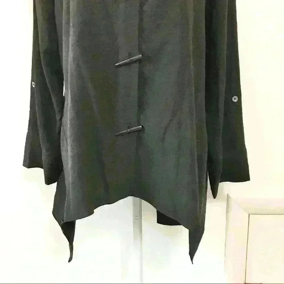 Apropos Black Toggle Button Down Asymmetric Tunic - Picture 2 of 8